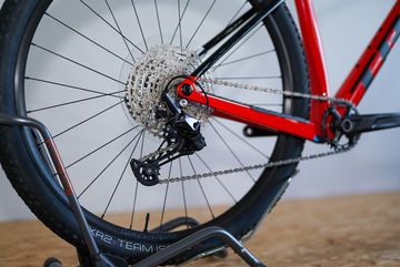 Used Trek Procaliber 9.5 2024 2024 Mountainbike, Red, 29 — image 2 of 10