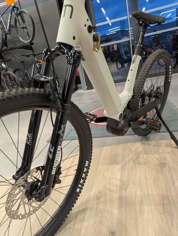 Used Moustache J. off 2023 2023 Mountainbike, Grigio chiaro — image 2 of 3