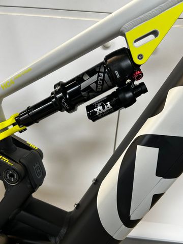 Husqvarna Hard Cross HC4 2023 2023 Mountainbike usato, Grigio chiaro — immagine 4 di 9