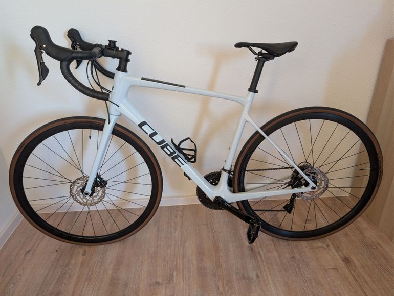 Used CUBE ATTAIN GTC RACE 2023 2023 Road & Gravel, White — image 1 of 9