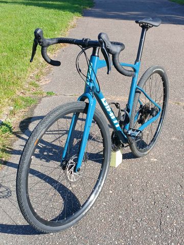 Used Giant Revolt 1 2022 2022 Road & Gravel, Green — image 2 of 14