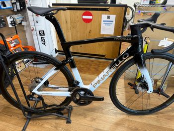Used Pinarello F7 ULTEGRA DI2 Roues Campa Shamal 2025 Road & Gravel, Black — image 3 of 4