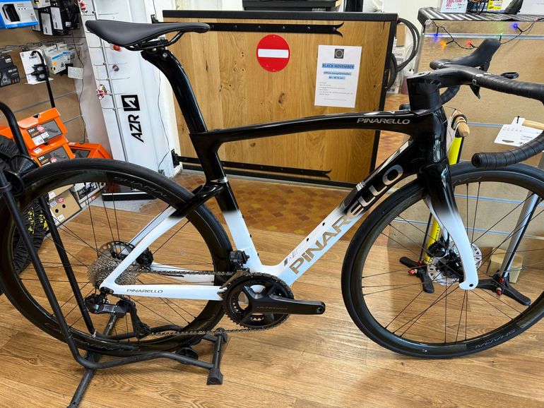 Used Pinarello F7 ULTEGRA DI2 Roues Campa Shamal 2025 Road & Gravel, Black — image 3 of 4