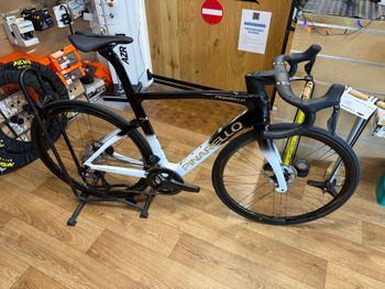 Used Pinarello F7 ULTEGRA DI2 Roues Campa Shamal 2025 Road & Gravel, Black — image 4 of 4