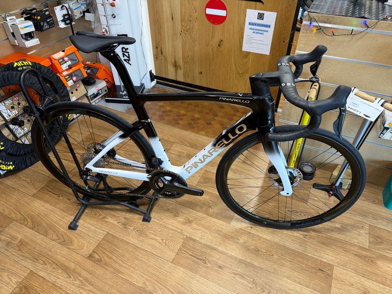 Used Pinarello F7 ULTEGRA DI2 Roues Campa Shamal 2025 Road & Gravel, Black — image 4 of 4