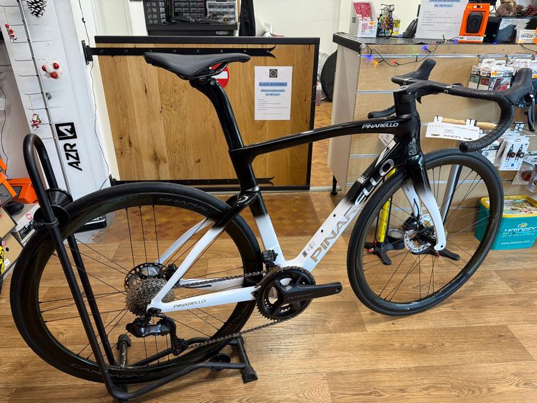 Used Pinarello F7 ULTEGRA DI2 Roues Campa Shamal 2025 Road & Gravel, Black — image 1 of 4