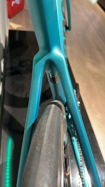 Used Bianchi e-Oltre Ultegra Di2 2024 2024 Road & Gravel — image 7 of 8
