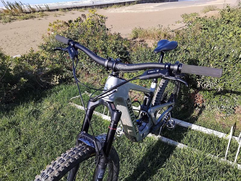 Santa Cruz Heckler SRAM Rival eTap AXS 2024 Mountainbike d'occasion — image 3 sur 10