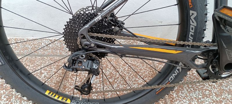 Używany Specialized Fuse Comp 6Fattie 2015 2015 Mountainbike — zdjęcie 3 z 6