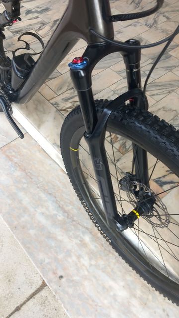Used Specialized Epic Expert EVO 2019 2019 Mountainbike, Light Gray, 29 — image 9 of 10