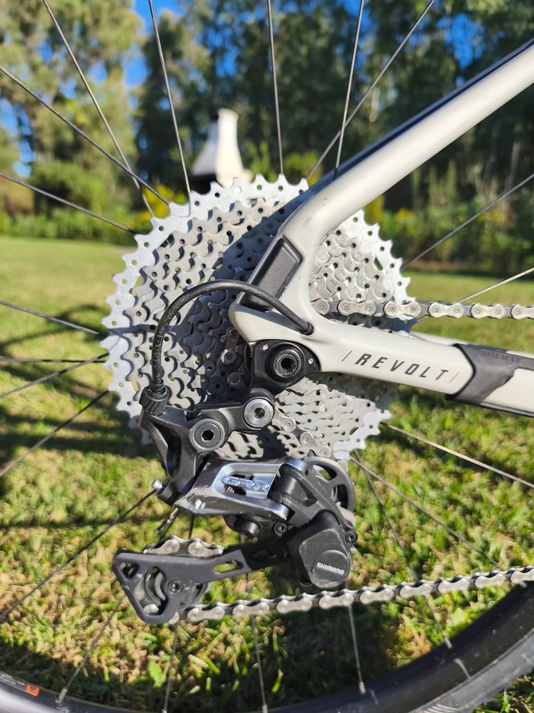 Used Giant Revolt, Advanced 1 2021 2021 Road & Gravel, Light Gray — image 5 of 5