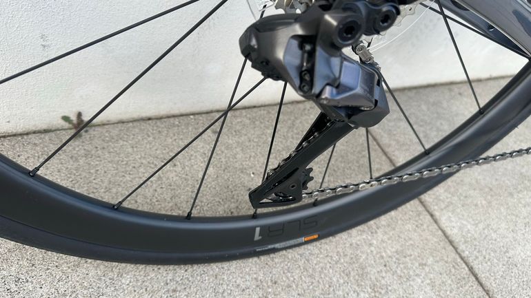 Used Giant Defy Advanced Pro 1 2022 2022 Road & Gravel, Light Gray — image 16 of 21