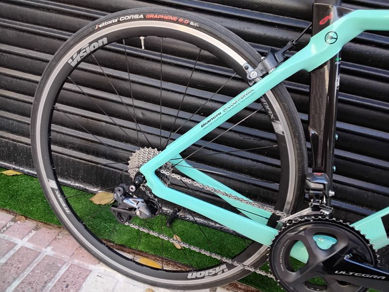 Used Bianchi Oltre XR3 Ultegra Di2 2018 2018 Road & Gravel, Green — image 9 of 35