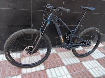 Brugt Trek Fuel EXe 8 XT 2024 2024 Mountainbike — billede 2 af 23