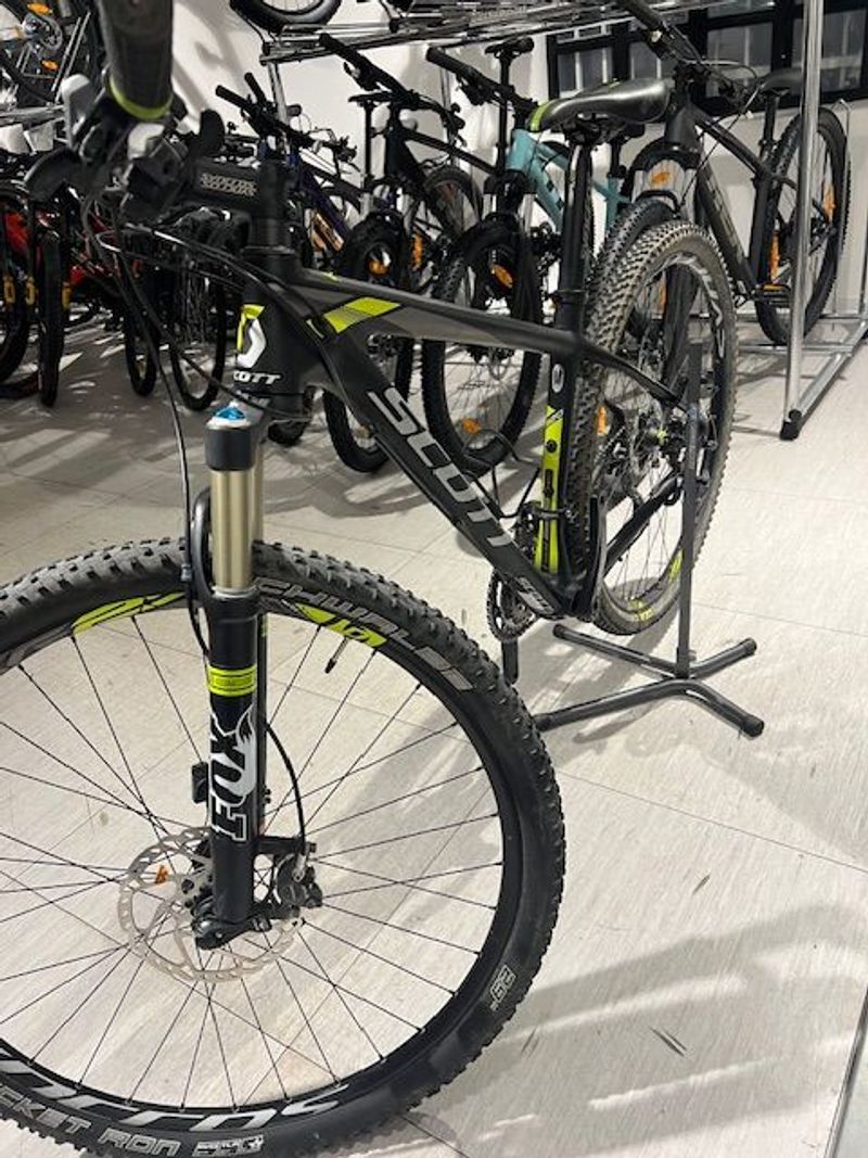 Used Scott Scale Shimano Deore XT 2017 Mountainbike, Black — image 7 of 9
