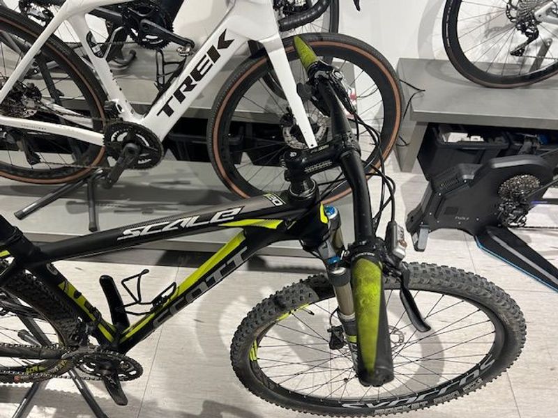 Used Scott Scale Shimano Deore XT 2017 Mountainbike, Black — image 5 of 9
