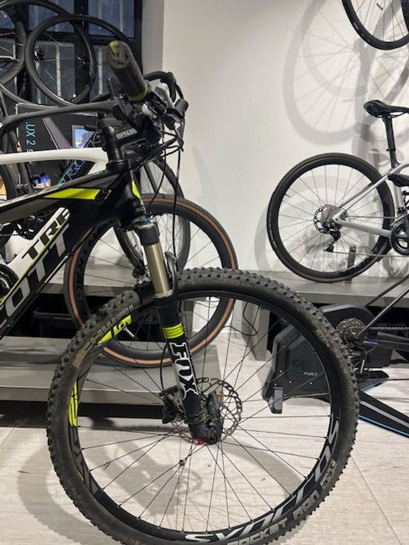 Used Scott Scale Shimano Deore XT 2017 Mountainbike, Black — image 4 of 9