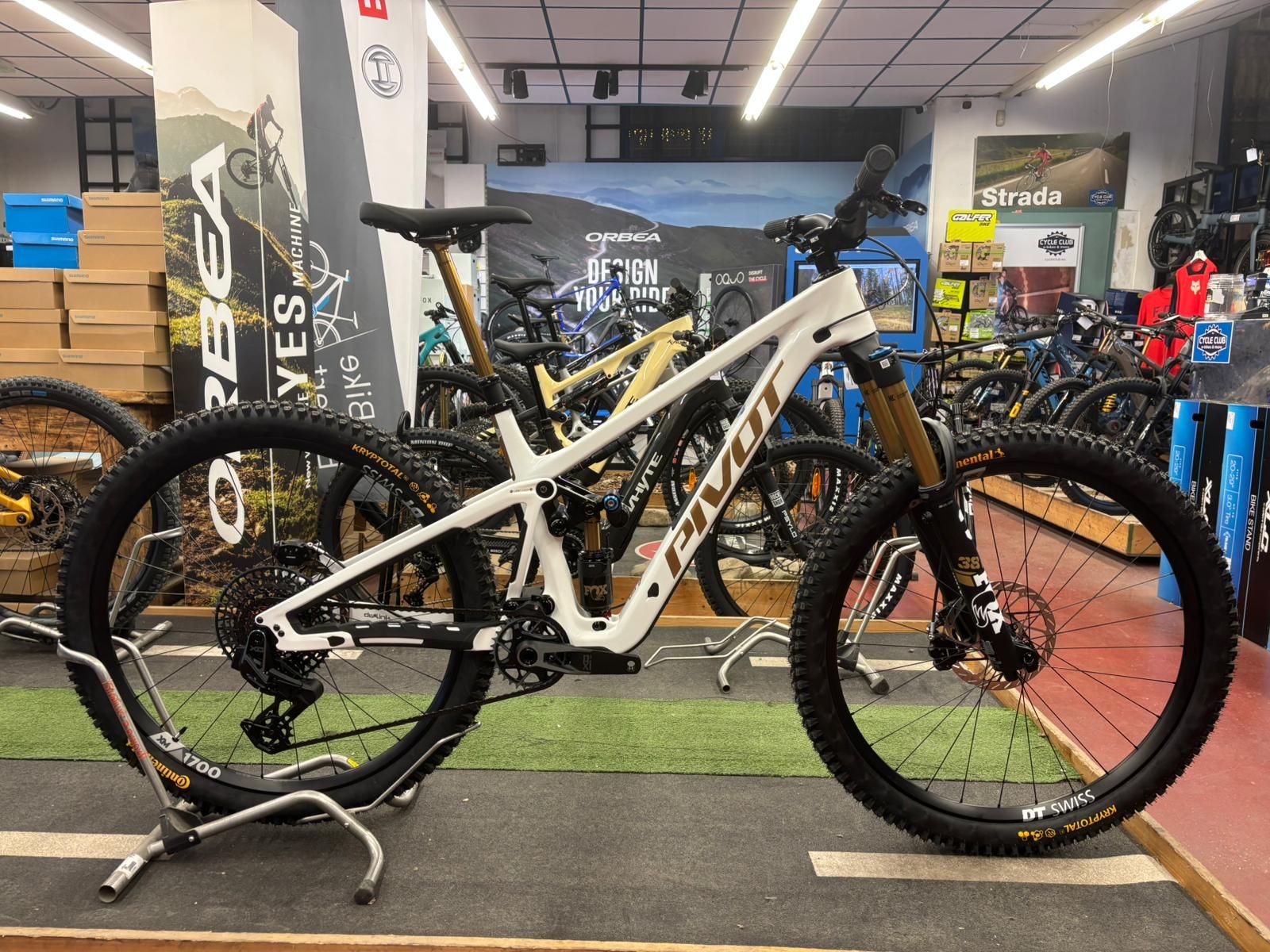 PIVOT FIREBIRD PRO X0 2026 | buycycle
