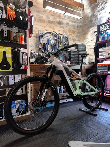 Used Focus Sam 2 6.8 2025 Mountainbike, Light Gray — image 1 of 12