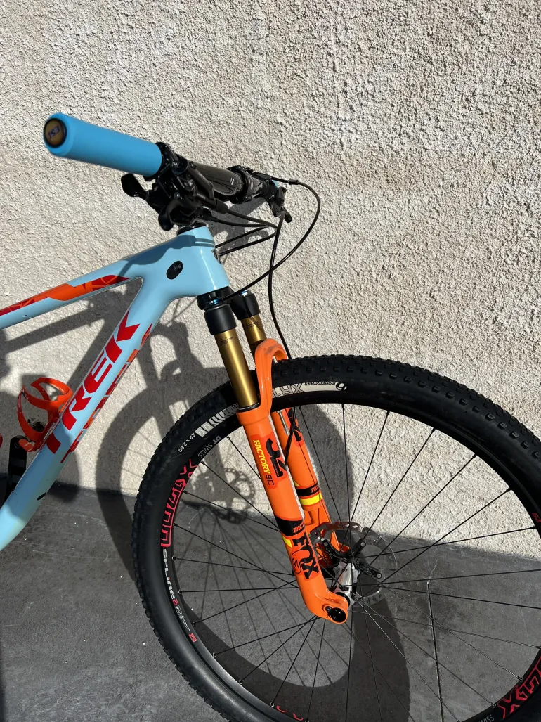 Used Trek Procaliber 9.8 SL 2016 Mountainbike, Blu — image 3 of 9