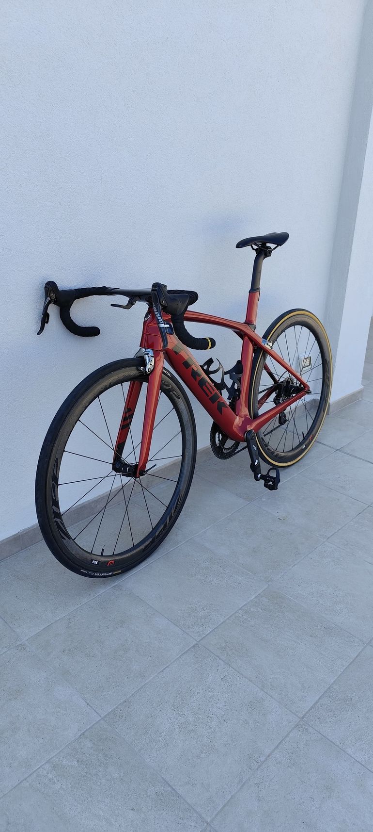 Used Trek Madone 9.5 2017 2017 Road & Gravel, Red — image 10 of 10