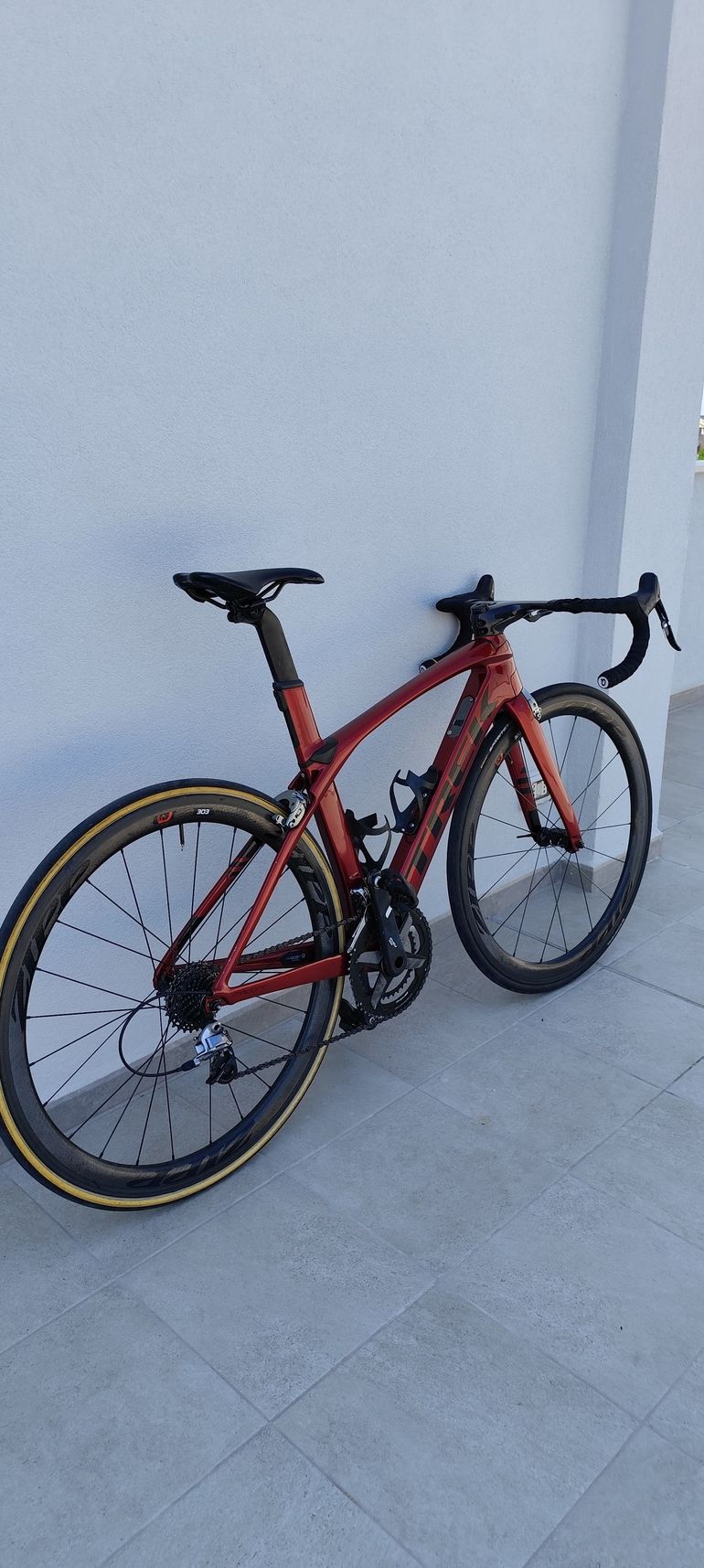 Used Trek Madone 9.5 2017 2017 Road & Gravel, Red — image 7 of 10