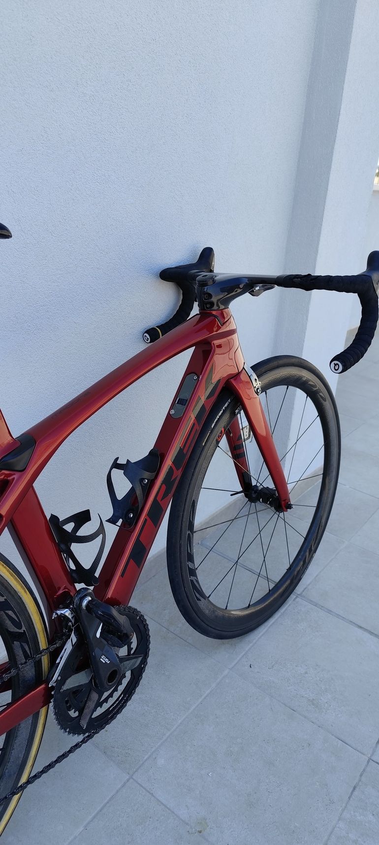 Used Trek Madone 9.5 2017 2017 Road & Gravel, Red — image 6 of 10