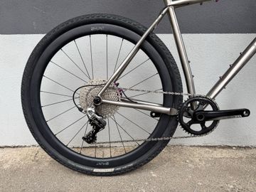 Brugt Revel WHY Cycles R+ Titanium 2022 Road & Gravel — billede 2 af 6