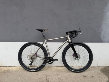 Brugt Revel WHY Cycles R+ Titanium 2022 Road & Gravel — billede 1 af 6