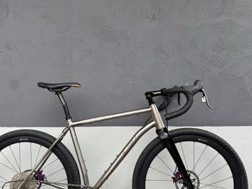 Brugt Revel WHY Cycles R+ Titanium 2022 Road & Gravel — billede 3 af 6