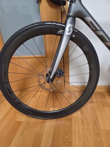 Używany Scott Addict 10 disc 2020 2020 Road & Gravel — zdjęcie 7 z 16