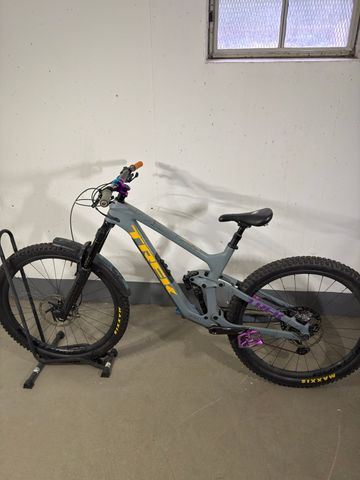 Tweedehands Trek Slash Shimano Deore XT 2023 Mountainbike — afbeelding 2 van 8