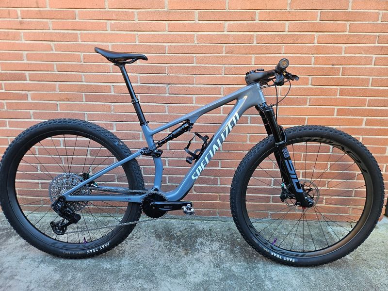 Gebrauchtes Specialized Epic 8 Comp 2024 Mountainbike, Hellgrau, 29 — Bild 1 von 5