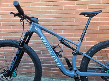 Gebrauchtes Specialized Epic 8 Comp 2024 Mountainbike, Hellgrau, 29 — Bild 2 von 5