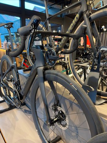 Used Pinarello DOGMA F DURA ACE Di2 2025 2025 Road & Gravel — image 3 of 4