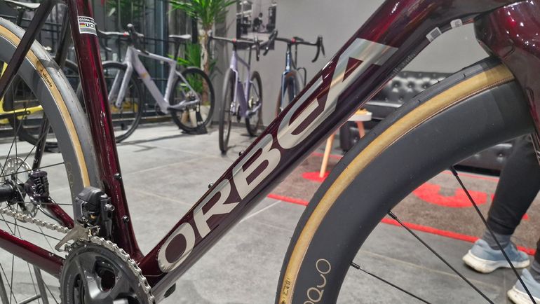 Used Orbea ORCA M20iLTD PWR 2025 2025 Road & Gravel, Red — image 7 of 11