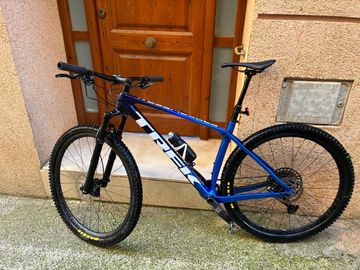 Used Trek Procaliber 9.7 2023 2023 Mountainbike, Blue, 29, 27.5 — image 2 of 7