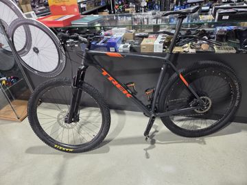 Used Trek Procaliber 9.7 2018 2018 Mountainbike, Red, 27.5, 29 — image 2 of 11