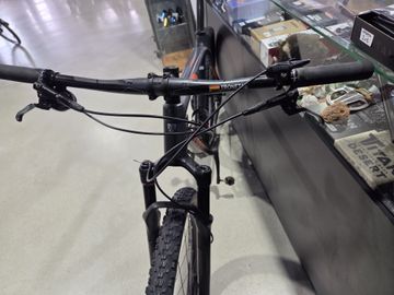 Used Trek Procaliber 9.7 2018 2018 Mountainbike, Red, 27.5, 29 — image 9 of 11
