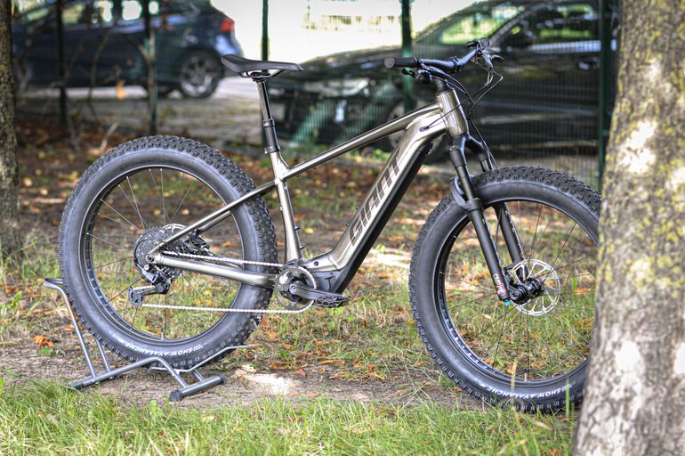 Used Giant Yukon E+ 2025 2025 Mountainbike, Light Gray, 27.5 — image 2 of 12