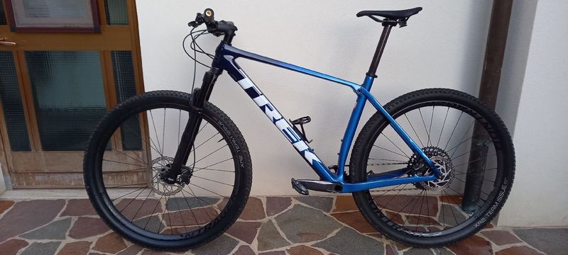 Used Trek Procaliber 9.7 2022 2022 Mountainbike, Blue, 29 — image 2 of 7