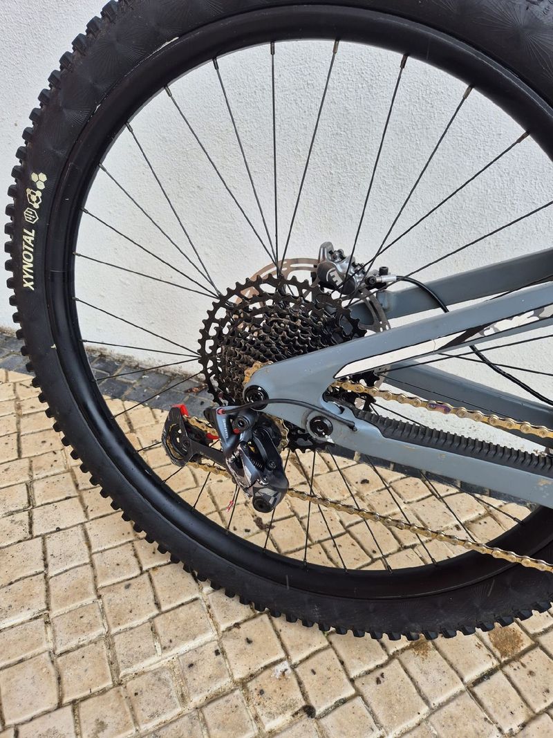 Used Transition Spire 2022 Mountainbike, Light Gray — image 6 of 8