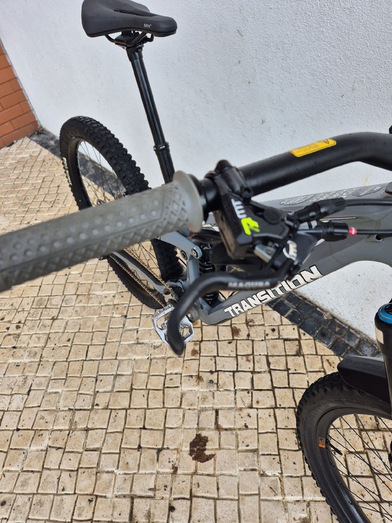 Used Transition Spire 2022 Mountainbike, Light Gray — image 2 of 8