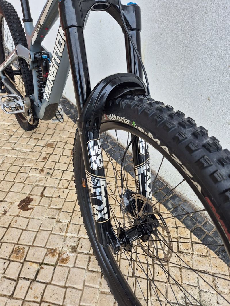 Used Transition Spire 2022 Mountainbike, Light Gray — image 7 of 8
