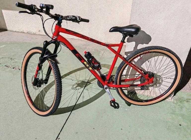 Used GT Aggressor Shimano Tourney 2022 Mountainbike, Red — image 2 of 5