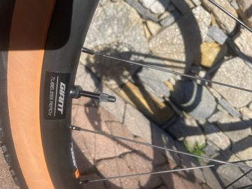 Used Giant Revolt Advanced 2 2026 2026 Road & Gravel, Black — image 9 of 12