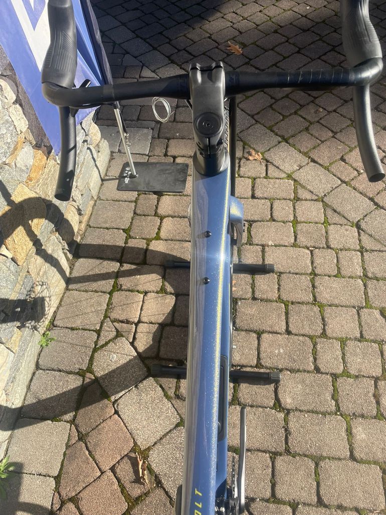 Used Giant Revolt Advanced 1 2026 2026 Road & Gravel, Blue — image 7 of 14