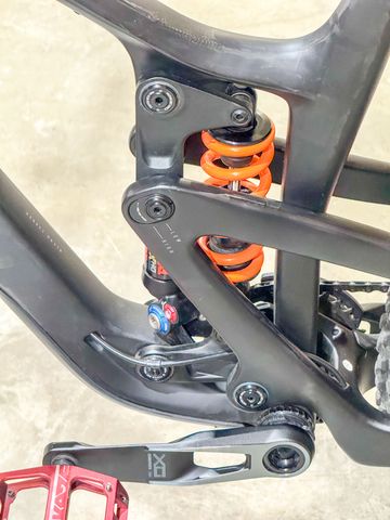 Propain Tyee 6 CF 2023 2023 Mountainbike usato, Nero — immagine 6 di 8