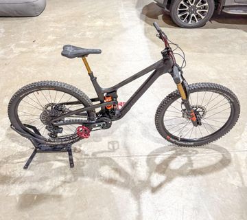 Propain Tyee 6 CF 2023 2023 Mountainbike usato, Nero — immagine 1 di 8