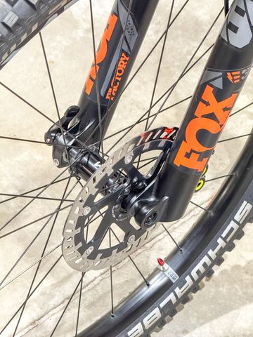 Propain Tyee 6 CF 2023 2023 Mountainbike usato, Nero — immagine 5 di 8